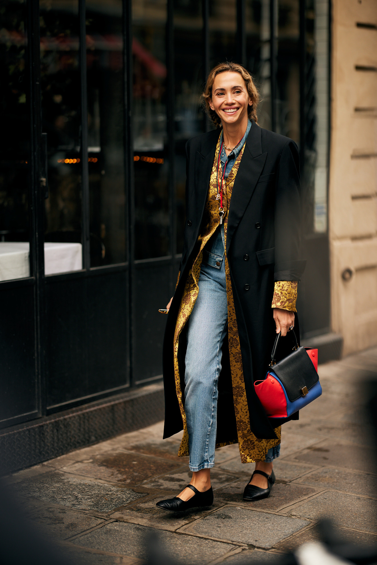 Ballerina's die gedragen worden onder een straight-leg jeans