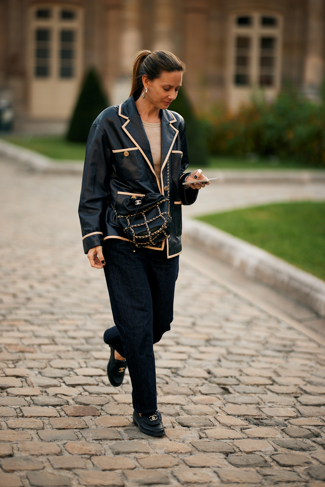 Loafers die gedragen worden onder een straight-leg jeans