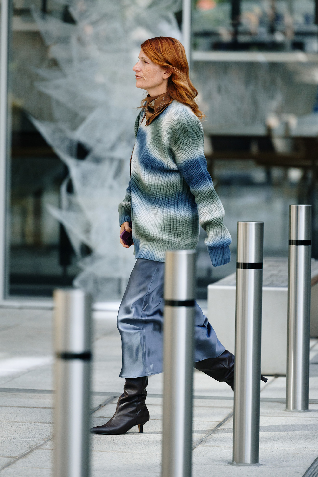 Satijnen rok met slouchy laarzen.