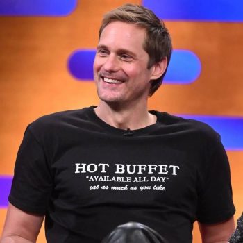 alexander-skarsgard-is-de-meester-van-het-heerlijk-ondeugende-grafische-t-shirt-375472
