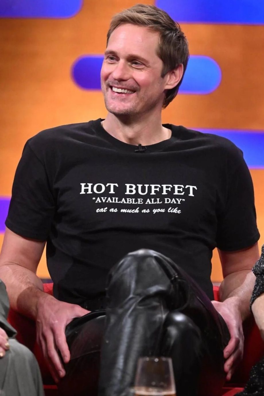 alexander-skarsgard-is-de-meester-van-het-heerlijk-ondeugende-grafische-t-shirt-375472