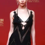 Anya Taylor-Joy draagt een naked dress van Tom Ford
