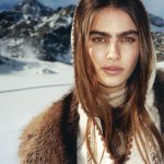 Close-up van een model in de sneeuw tijdens de covershoot voor Vogue januari/februari 2026