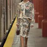 Pakje met hondenprint bij Chanel Métiers d'Art 2026