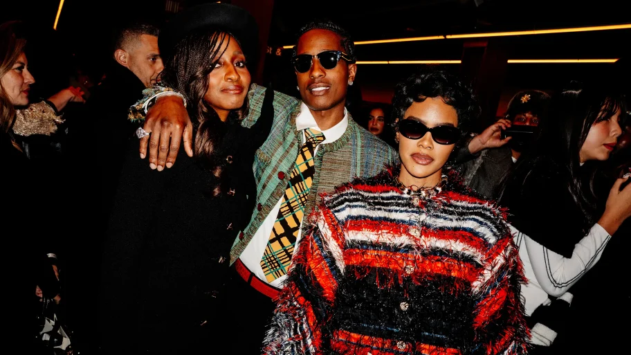 deze-sterren-zaten-allemaal-front-row-bij-de-chanel-metiers-dart-2026-show-375164