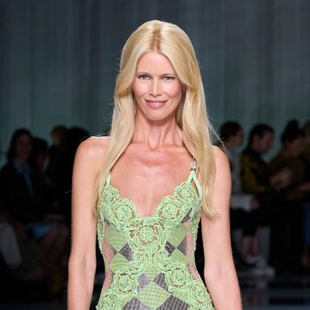 claudia-schiffer-verrast-in-windsor-castle-in-een-fluwelen-jurk-van-balmain-375565