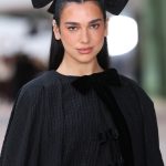 dua lipa bij de lente/zomer 2025-show in Parijs