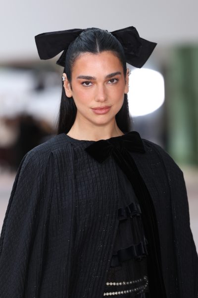 dua-lipa-draagt-een-chanel-pak-in-deze-ouderwetse-print-377465