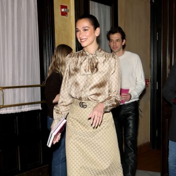 dua-lipa-houdt-een-overtuigend-pleidooi-voor-de-terugkeer-van-logomania-376411