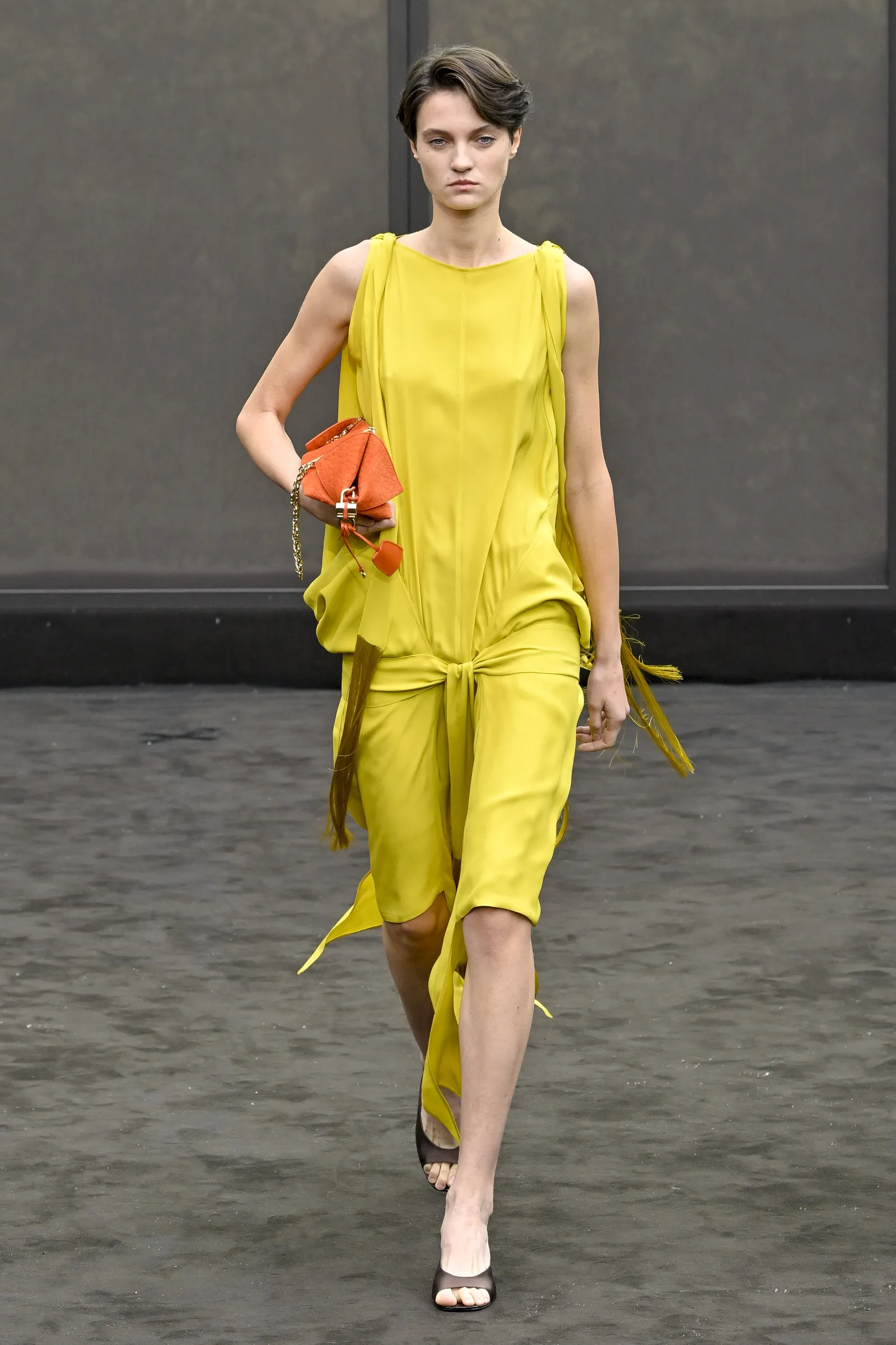 ferragamo lente/zomer 2026-collectie oranje en geel kleurencombinatie