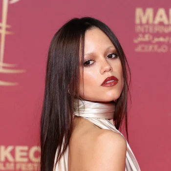 jenna-ortega-ruilt-haar-gothic-looks-in-voor-christelijke-details-374737