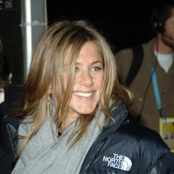 volgens-jennifer-aniston-is-deze-winterjas-een-echte-favoriet-374752