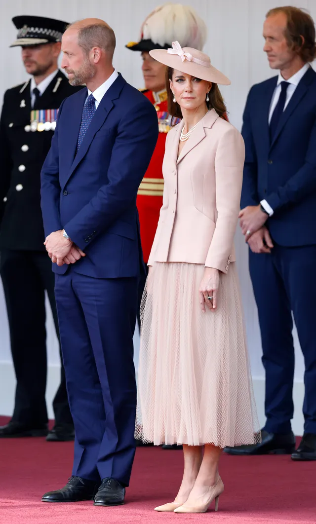 Kate middleton in dior jas en tulen rok voor staatsbezoek van Emmanuel Macron in juli 2025