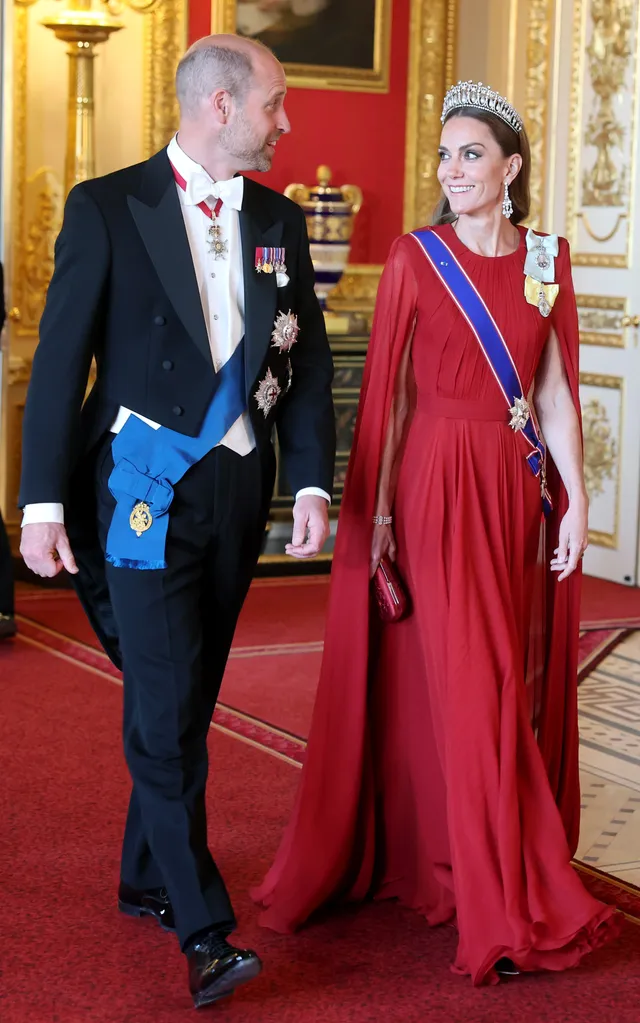 Kate Middleton in een bordeaux rode cape jurk bij het staatsbanket 