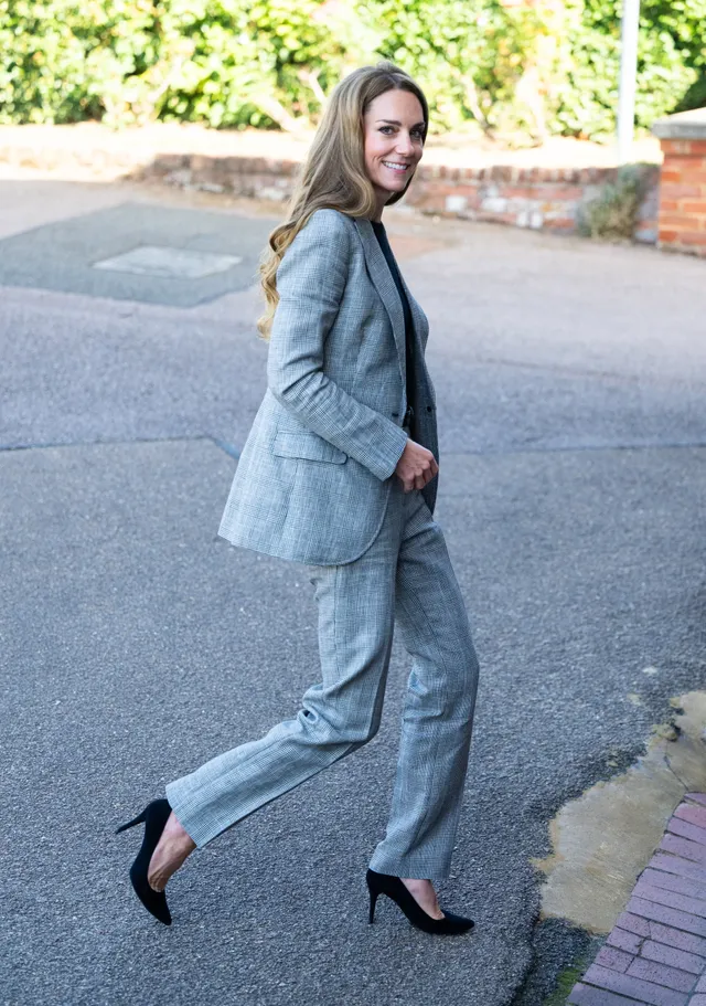 In een geruit pak bij de Sudbury Silk Mills in september 2025