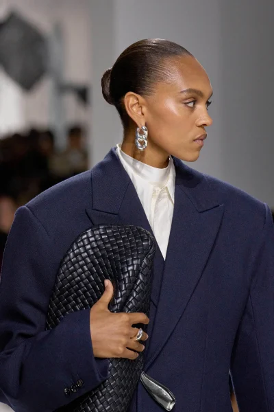 4-chique-manieren-om-deze-week-een-knot-naar-kantoor-te-dragen-375521