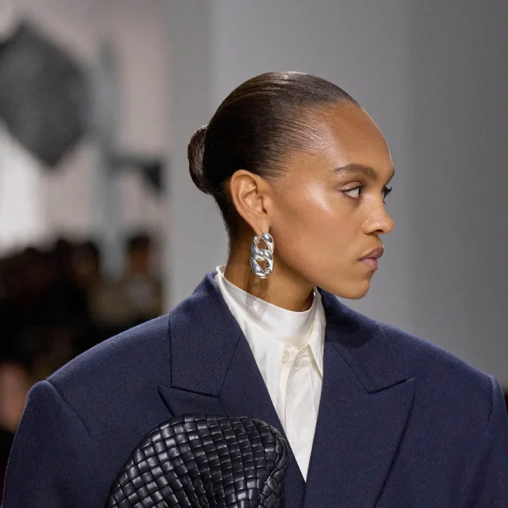 4-chique-manieren-om-deze-week-een-knot-naar-kantoor-te-dragen-375521