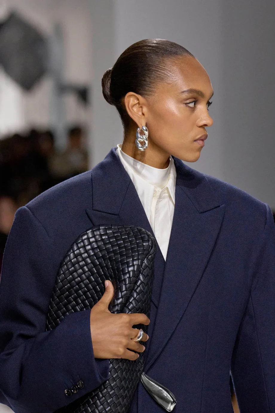 4-chique-manieren-om-deze-week-een-knot-naar-kantoor-te-dragen-375521