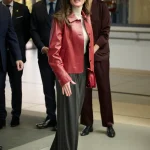 Koningin Letizia draagt rode leren jas