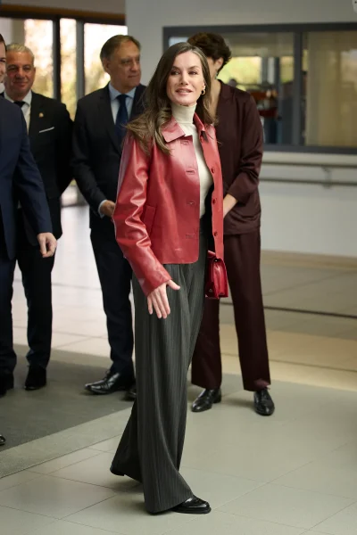 door-koningin-letizia-willen-wij-nu-ook-een-leren-jas-in-deze-trendkleur-376342