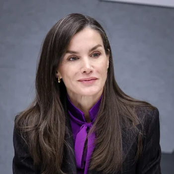 koningin-letizia-combineert-een-eenvoudig-pak-met-een-felpaarse-blouse-377022