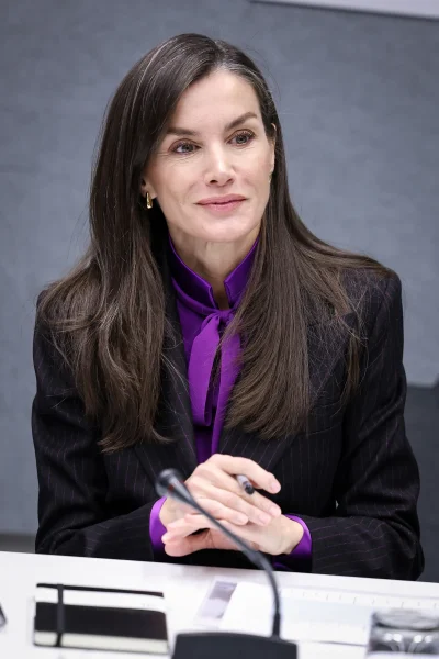 koningin-letizia-combineert-een-eenvoudig-pak-met-een-felpaarse-blouse-377022