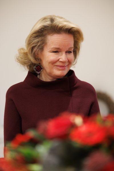 koningin-mathilde-laat-zien-hoe-feestelijk-een-trui-met-een-col-kan-zijn-376881