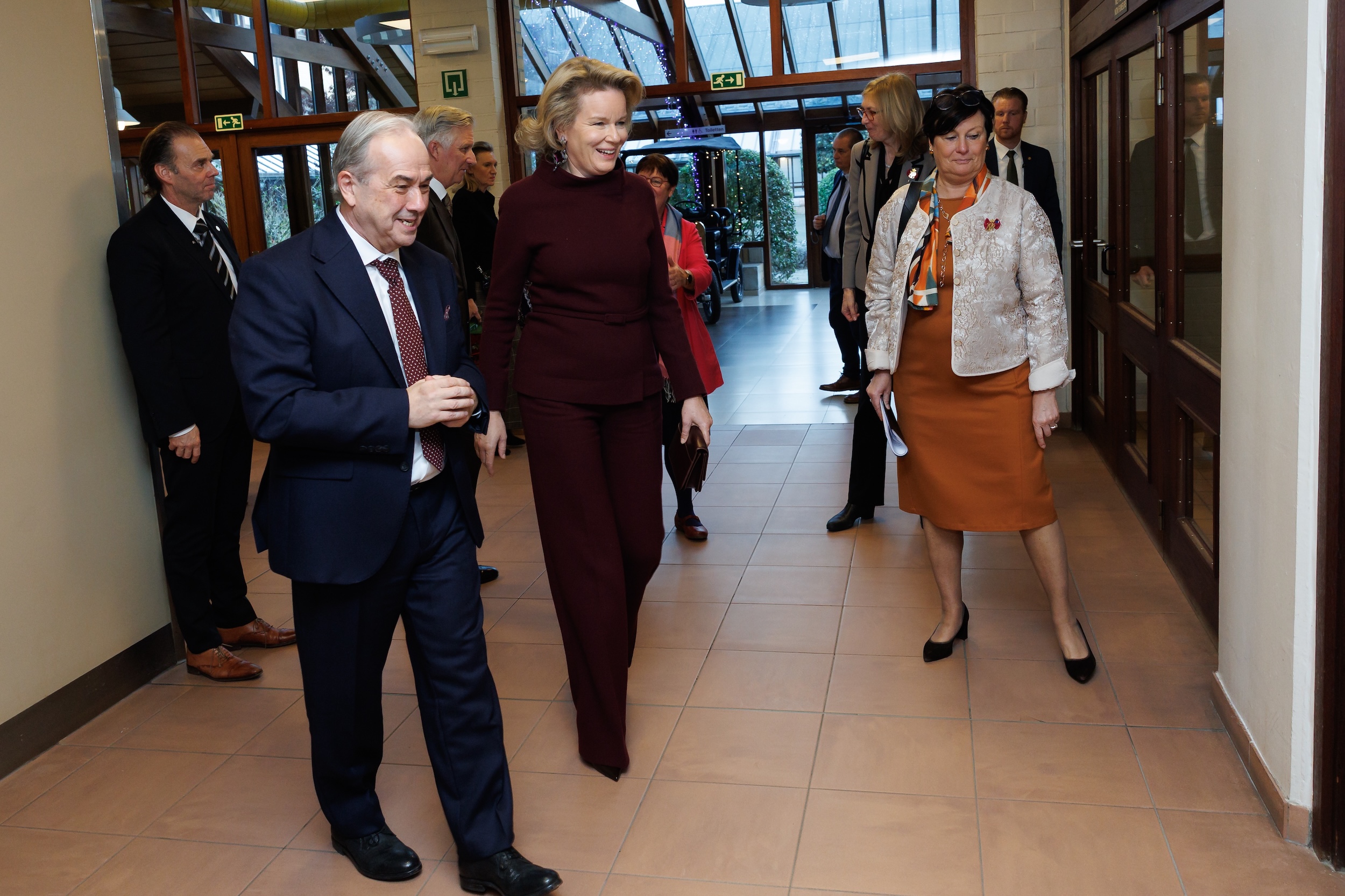 Koningin Mathilde in coltrui en lange broek