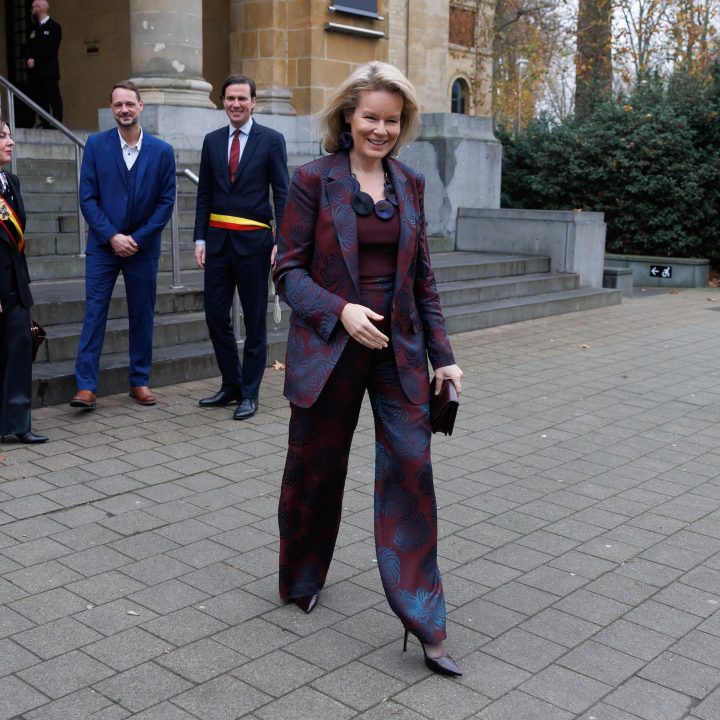 koningin-mathilde-kiest-voor-deze-belgische-ontwerpers-tijdens-museumbezoek-378272