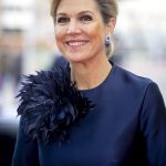 Koningin Máxima draagt een look van Natan met corsage naar Kerst Muziekgala 2025
