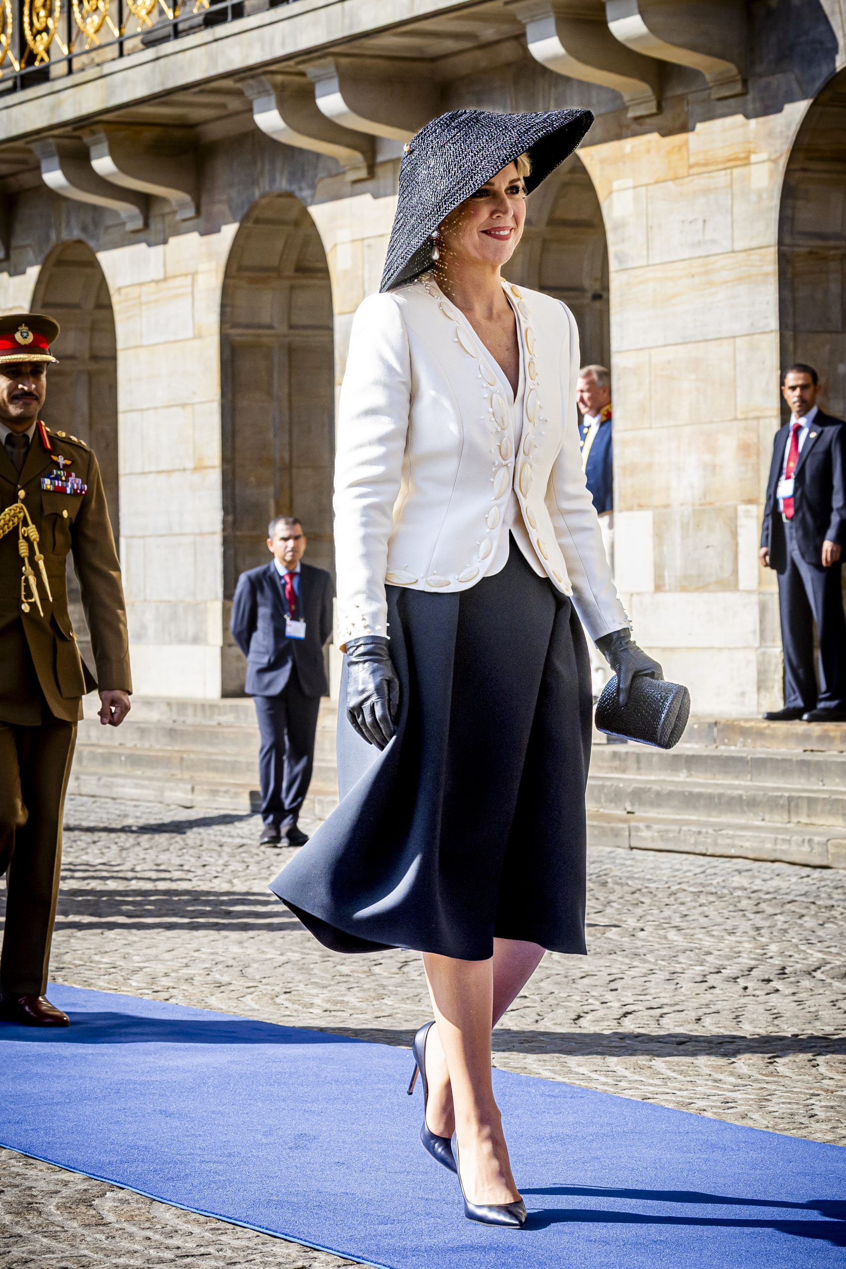 Koningin Maxima tijdens de welkomsceremonie op de Dam voor het staatsbezoek uit Oman