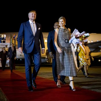 koningin-maxima-start-suriname-reis-in-donkere-outfit-met-grafische-print-374750