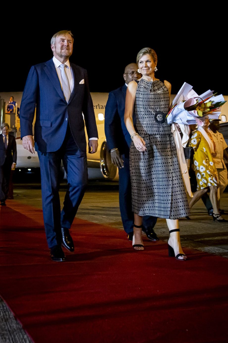 koningin-maxima-start-suriname-reis-in-donkere-outfit-met-grafische-print-374750