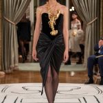 Een jurk met kreeft op de catwalk van Schiaparelli lente/zomer 2024