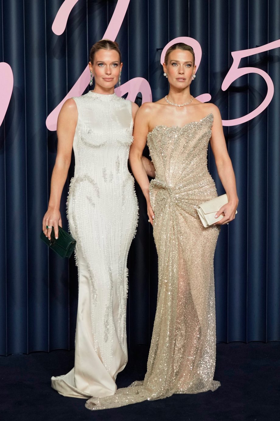 de-nichtjes-van-prinses-diana-schitteren-in-glitter-tijdens-de-fashion-awards-2025-375062