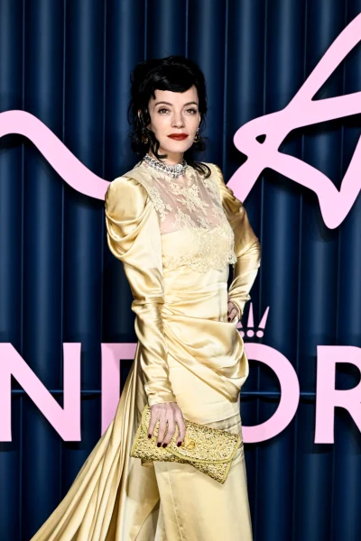 lily-allen-kiest-voor-gouden-glamour-tijdens-de-fashion-awards-2025-374983