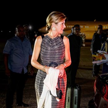 doe-net-als-koningin-maxima-en-fleur-je-feestoutfit-op-met-bloemenoorbellen-374864