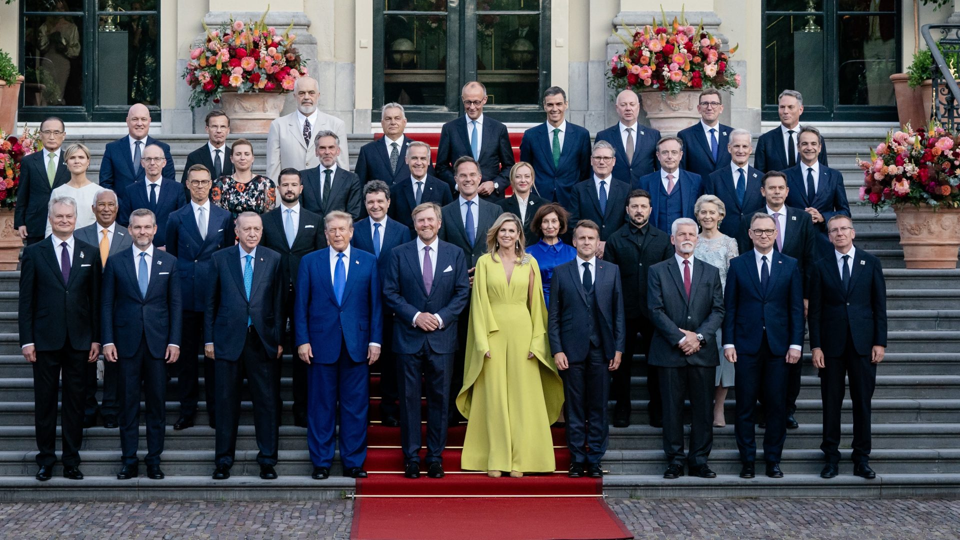 Koningin Máxima valt op in een zee van donkerblauwe pakken tijdens het NAVO-diner