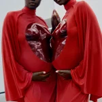 Adut Akech poseert in een look van Loewe.