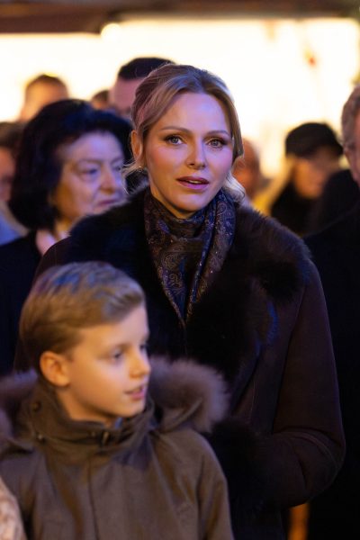 prinses-charlene-draagt-een-van-de-grootste-jassentrends-van-dit-moment-376013