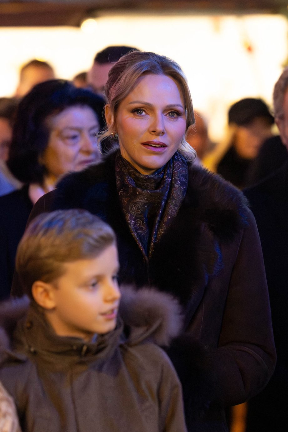 prinses-charlene-draagt-een-van-de-grootste-jassentrends-van-dit-moment-376013