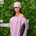 Rihanna in een roze Balenciaga-look bij de Gotham Awards 2025