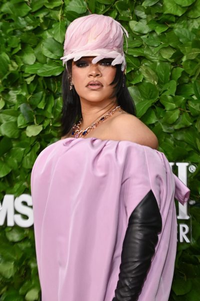 rihanna-steelt-de-show-in-roze-balenciaga-bij-de-gotham-awards-2025-375043