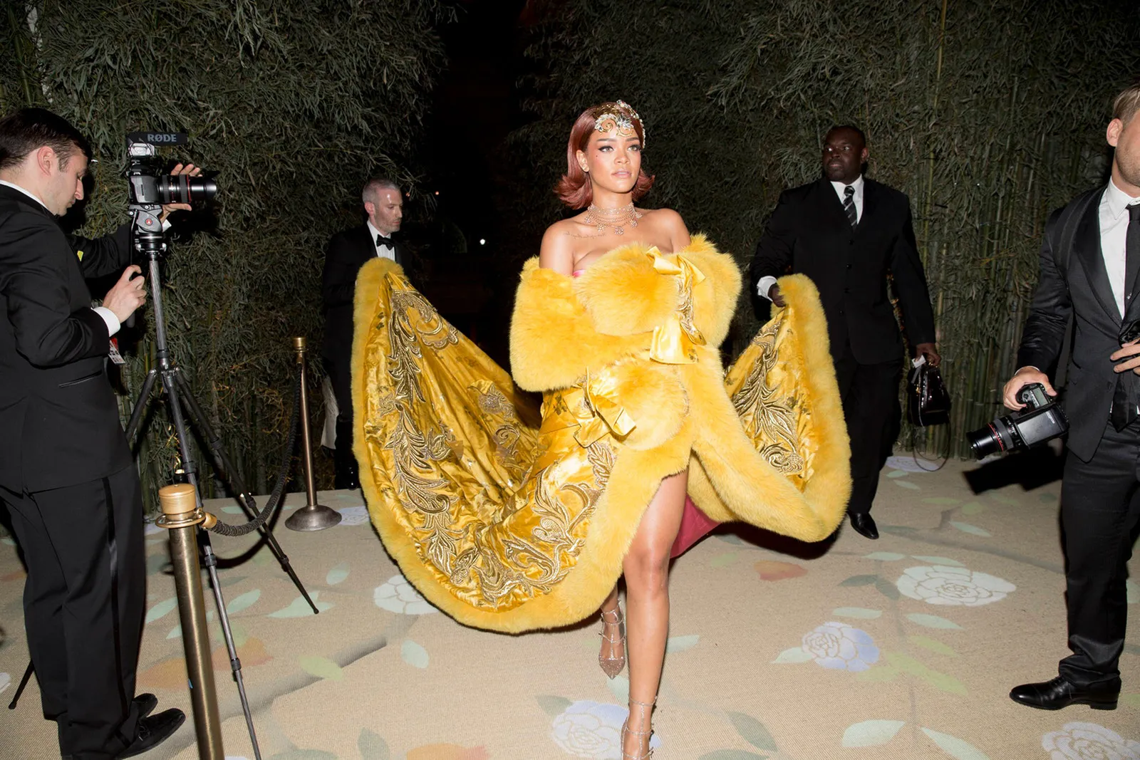 Rihanna in de door Guo Pei ontworpen outfit die op het Met Gala 2015 tot duizenden memes leidde.