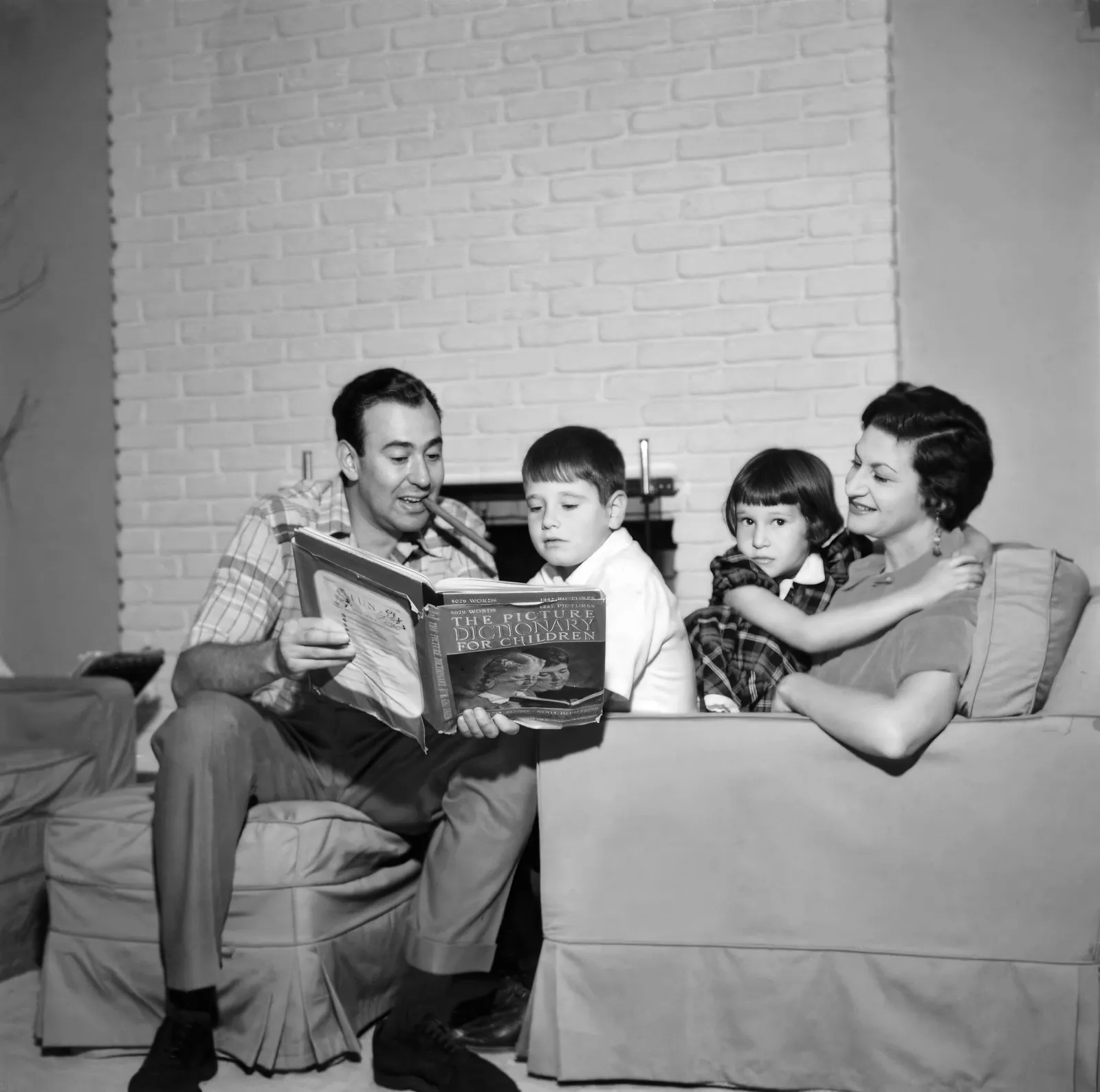 Een jonge Rob Reiner (tweede van links) met zijn ouders Carl en Estelle, en zus Annie.