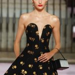 Rode lippenstift bij Carolina Herrera lente/zomer 2026