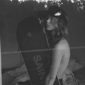 in-deze-chique-skicollectie-van-saint-laurent-ga-je-ultiem-stijlvol-de-piste-af-378851