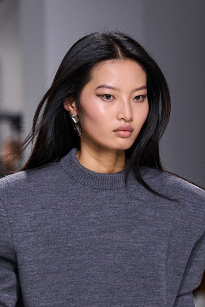 de-shampoo-sandwich-is-het-slimme-wasritueel-dat-je-haar-glanzender-maakt-375430