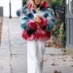 Sienna Miller in een vrolijke faux fur jas van Desigual