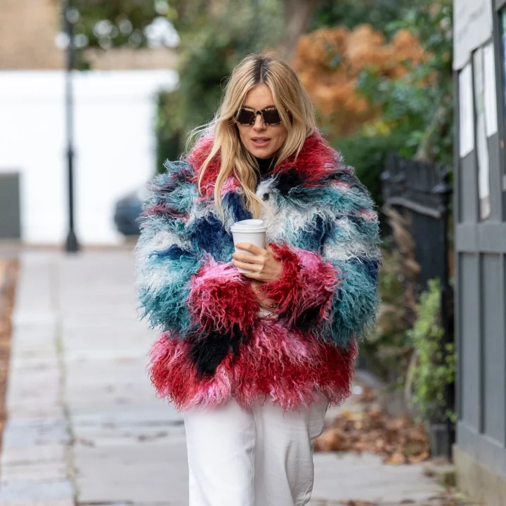 met-deze-kleurrijke-en-betaalbare-jas-van-sienna-miller-kom-je-vrolijk-de-winter-door-374843